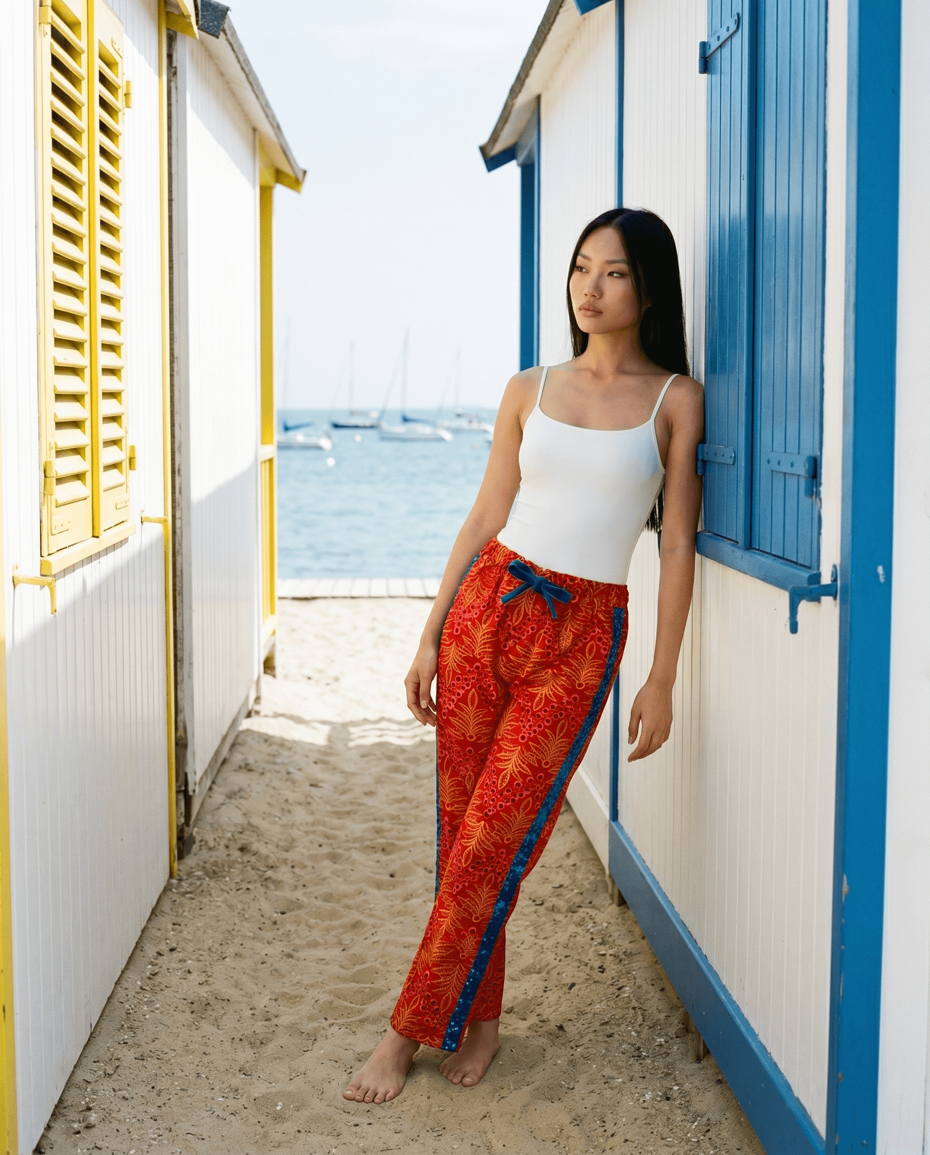 Pantalon Dune&Pins porte entre cabanes et bassin