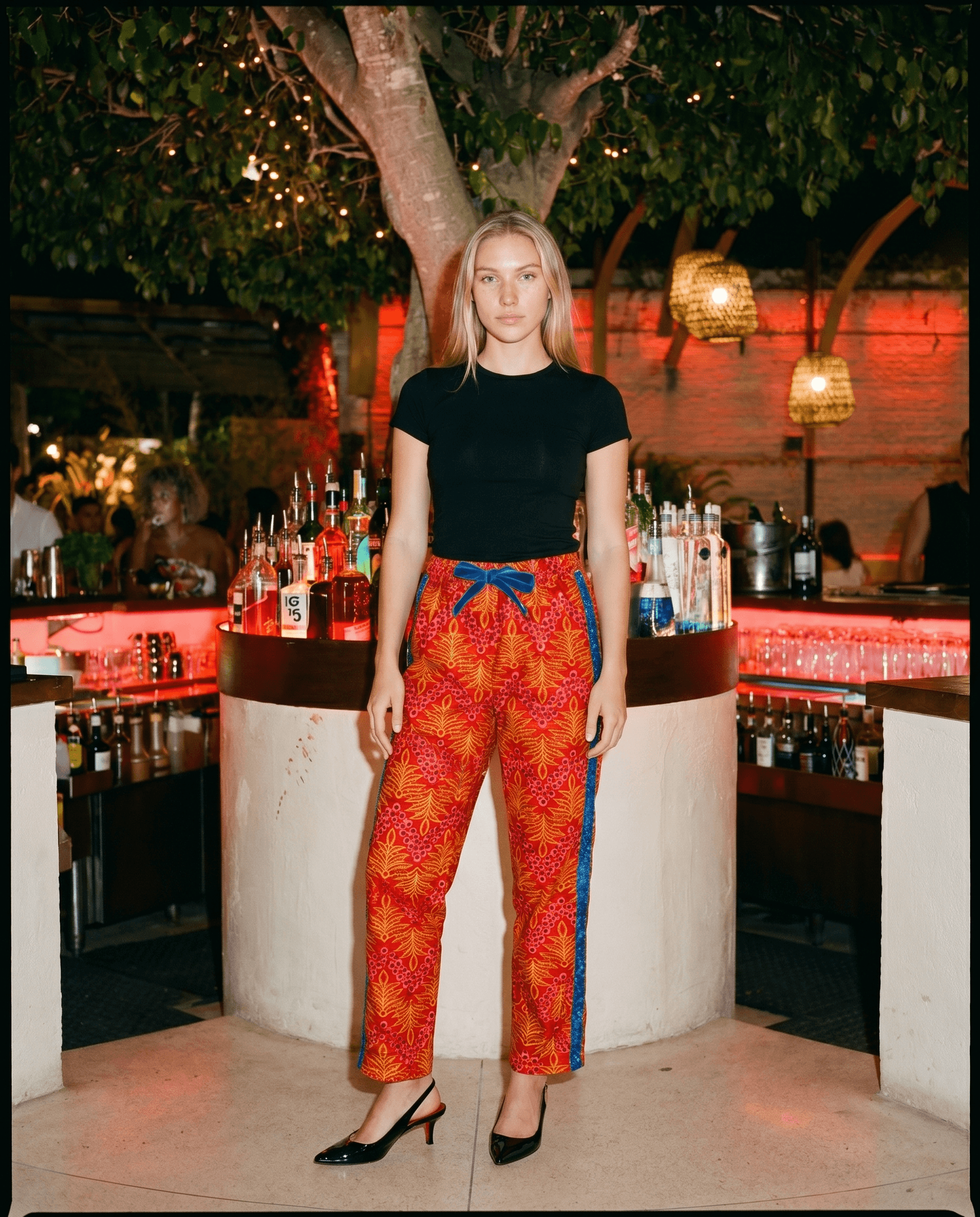 Pantalon Dune&Pins porte dans une atmosphere de soiree