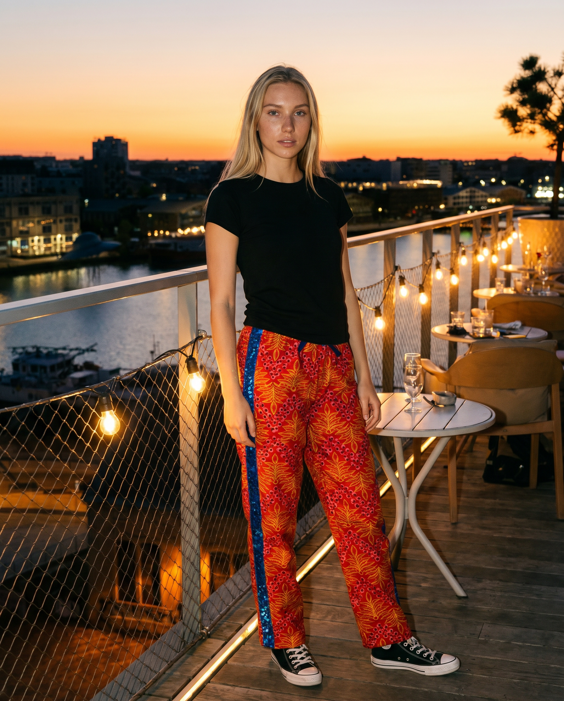 Pantalon Dune&Pins sur une terrasse au coucher du soleil