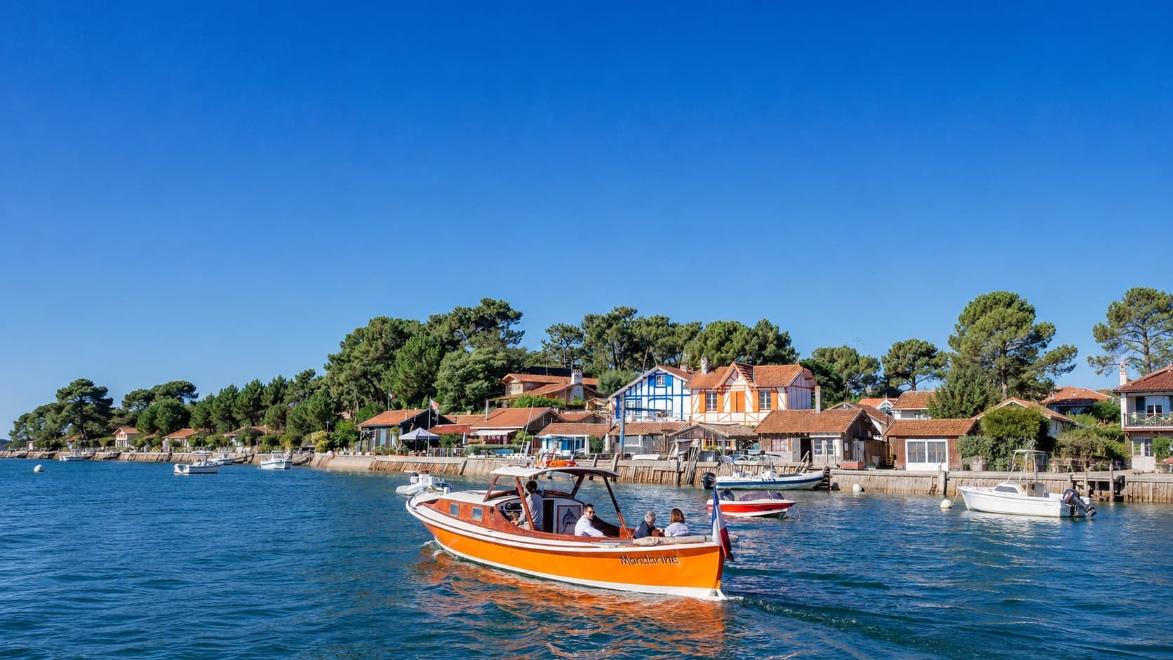 Pinasse orange sur le bassin d'Arcachon